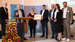 Georg Spitzley und die Preistr&auml;ger des Projektes Umweltbox der Katholischen Jugendagentur K&ouml;ln. / &copy; Beatrice Tomasetti (DR)