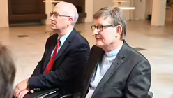 Erzbischof Rainer Maria Kardinal Woelki ist in der letzten Reihe ein aufmerksamer Zuh&ouml;rer. / &copy; Beatrice Tomasetti (DR)