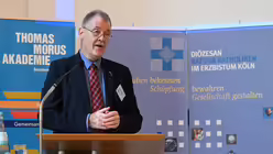 Norbert Michels h&auml;lt die Laudatio auf den Anton-Roesen-Preistr&auml;ger des Projektes Fluthilfe in Beyenburg. / &copy; Beatrice Tomasetti (DR)