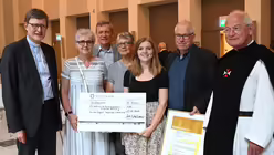 Die Preistr&auml;ger aus Beyenbrug mit Kardinal Woelki. / &copy; Beatrice Tomasetti (DR)