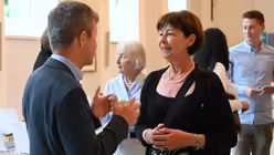 Die kfd-Di&ouml;zesanvorsitzende Elisabeth Bungartz im Gespr&auml;ch mit TMA-Referent Andreas W&uuml;rbel. / &copy; Beatrice Tomasetti (DR)