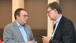 NRW-Umweltminister Oliver Krischer im Gespr&auml;ch mit Kardinal Woelki. / &copy; Beatrice Tomasetti (DR)