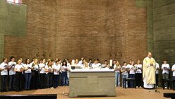 Die Sängerinnen und Sänger stehen um den Altar / © Beatrice Tomasetti (DR)
