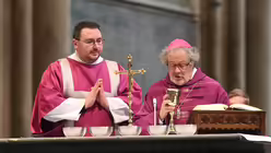 Carlo Cincavalli assistiert Weihbischof Steinhäuser am Altar / © Beatrice Tomasetti (DR)