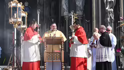 Bei der Fronleichnamsmesse auf dem Roncalliplatz liest Carlo Cincavalli das Evangelium vor / © Beatrice Tomasetti (DR)
