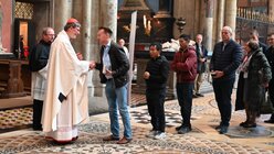 Erzbischof Rainer Maria Kardinal Woelki schüttelt die Hände von Besuchen beim Pontifikalamt zur Feier der Weihe der Kölner Domkirche im Kölner Dom. / © Beatrice Tomasetti (DR)