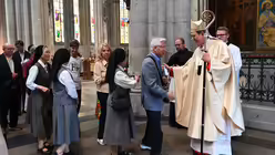 Kardinal Woelki mit Gläubigen am Rande des Pontifikalamts am zwölften Sonntag im Jahreskreis, zugleich Abschluss des Glaubensfests "kommt und seht" / © Beatrice Tomasetti (DR)