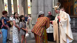 Kardinal Woelki mit Gläubigen am Rande des Pontifikalamts am zwölften Sonntag im Jahreskreis, zugleich Abschluss des Glaubensfests "kommt und seht" / © Beatrice Tomasetti (DR)