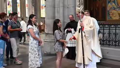 Kardinal Woelki mit Gläubigen am Rande des Pontifikalamts am zwölften Sonntag im Jahreskreis, zugleich Abschluss des Glaubensfests "kommt und seht" / © Beatrice Tomasetti (DR)