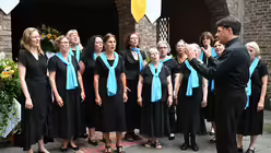 Die Frauenschola unter der Leitung von Kirchenmusiker Sven Scheuren gestaltet regelm&auml;&szlig;ig die Gottesdienste / &copy; Beatrice Tomasetti (DR)