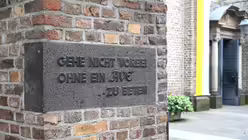 Am Torbogen zur Kirche steht diese Einladung zu einem "Ave". / © Beatrice Tomasetti (DR)