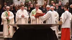 Erzbischof Woelki spricht ein Segensgebet. / &copy; Beatrice Tomasetti (DR)