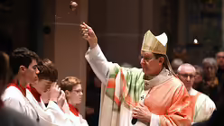 Kardinal Woelki besprengt die Gemeinde mit Weihwasser. / &copy; Beatrice Tomasetti (DR)