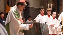 Kardinal Woelki besprengt den neuen Ambo mit Weihwasser. / &copy; Beatrice Tomasetti (DR)