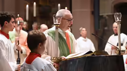 Diakon Christoph B&ouml;hmer verliest das Evangelium. / &copy; Beatrice Tomasetti (DR)