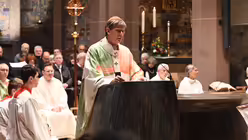Kardinal Woelki r&uuml;ckt den Altar ins Zentrum seiner Predigt. / &copy; Beatrice Tomasetti (DR)