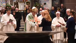 Jugendliche aus der Pfarrei &uuml;berreichen dem Kardinal die Reliquien der Heiligen Laurentius, Ursula und Gereon. / &copy; Beatrice Tomasetti (DR)