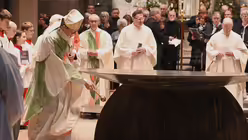 Kardinal Woelki besprengt den Altar mit dem Aspergil. / &copy; Beatrice Tomasetti (DR)