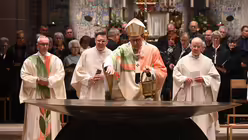 Kardinal Woelki sch&ouml;pft Weihwasser aus dem Gef&auml;&szlig;, um den Altar damit zu besprengen. / &copy; Beatrice Tomasetti (DR)