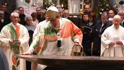 Kardinal Woelki verteilt das Weihwasser auf dem Altartisch. / &copy; Beatrice Tomasetti (DR)