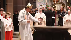 Kardinal Woelki verteilt das Weihwasser auf dem Altartisch. / &copy; Beatrice Tomasetti (DR)