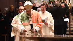 Kardinal Woelki legt Weihrauch auf die Kreuzmarkierungen, die die Wundmale Christi symbolisieren. / &copy; Beatrice Tomasetti (DR)