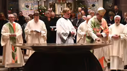 Kardinal Woelki z&uuml;ndet den Weihrauch an. / &copy; Beatrice Tomasetti (DR)