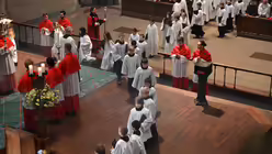 Domministranten und Mitglieder der beiden Ch&ouml;re versammeln sich um den Altar / &copy; Beatrice Tomasetti (DR)