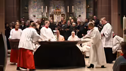 Gemeindereferentin Ingrid Witte und Messdiener wischen den Altar trocken. / &copy; Beatrice Tomasetti (DR)