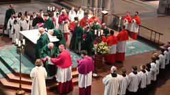 Altarkuss der Priester beim Einzug / &copy; Beatrice Tomasetti (DR)