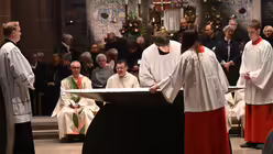 Messdiener legen das Altartuch auf. / &copy; Beatrice Tomasetti (DR)