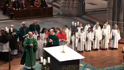 Dompropst Guido Assmann inzensiert den Altar / &copy; Beatrice Tomasetti (DR)