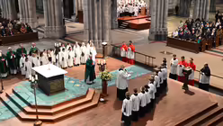 Domkapellmeister Eberhard Metternich verliest die Namen der neuen Chormitglieder / &copy; Beatrice Tomasetti (DR)