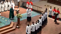 Domkapellmeister Eberhard Metternich stellt Dompropst Guido Assmann die neuen Mitglieder der Ch&ouml;re vor / &copy; Beatrice Tomasetti (DR)