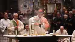 Kardinal Woelki schwenkt das Weihrauchfass &uuml;ber den Gaben auf dem Altar / &copy; Beatrice Tomasetti (DR)