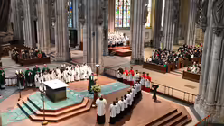 Dompropst Guido Assmann fragt die neue Mitglieder nach ihrer Bereitschaft / &copy; Beatrice Tomasetti (DR)