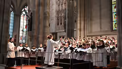 C&eacute;cilia Bazile dirigiert die Ch&ouml;re / &copy; Beatrice Tomasetti (DR)