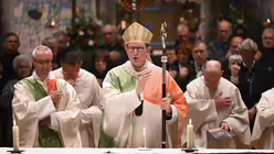 Kardinal Woelki erteilt den Schlusssegen. / &copy; Beatrice Tomasetti (DR)