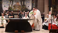 Pfarrer H&ouml;rter &uuml;bertr&auml;gt Kardinal Woelki das Ehrenpatronat des Heiligen Laurentius. / &copy; Beatrice Tomasetti (DR)