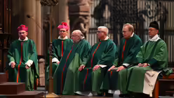 Die Konzelebranten w&auml;hrend der Predigt / &copy; Beatrice Tomasetti (DR)