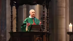 Dompropst Guido Assmann predigt / &copy; Beatrice Tomasetti (DR)