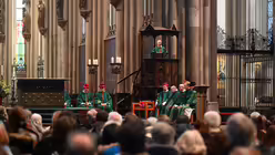 Alle h&ouml;ren der Predigt von Dompropst Guido Assmann zu / &copy; Beatrice Tomasetti (DR)