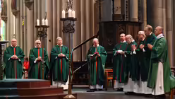 Dompropst Guido Assmann und die Konzelebranten singen / &copy; Beatrice Tomasetti (DR)