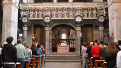 Pater Davide Matteini feiert in St. Maria im Kapitol Eucharistie mit den Sch&uuml;lerinnen und Sch&uuml;lern / &copy; Beatrice Tomasetti (DR)