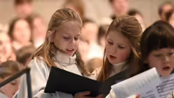 Mitglieder des M&auml;dchenchores am K&ouml;lner Dom beim Singen / &copy; Beatrice Tomasetti (DR)