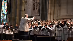 Domkapellmeister Eberhard Metternich dirigiert die Ch&ouml;re / &copy; Beatrice Tomasetti (DR)