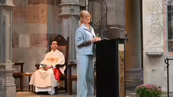 Eine Mitarbeiterin der Schulpastoral stellt die Kartenaktion vor und l&auml;dt zum Mitmachen ein / &copy; Beatrice Tomasetti (DR)