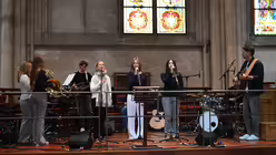 F&uuml;r die musikalische Gestaltung der Andacht sorgt eine Band des Suitbertus-Gymnasiums, Kaiserswerth / &copy; Beatrice Tomasetti (DR)