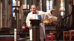 Domdechant Monsignore Robert Kleine berichtet von den Heiligen Drei K&ouml;nigen / &copy; Beatrice Tomasetti (DR)