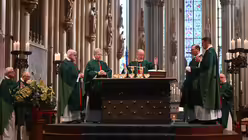 Dompropst Guido Assmann und die Konzelebranten / &copy; Beatrice Tomasetti (DR)